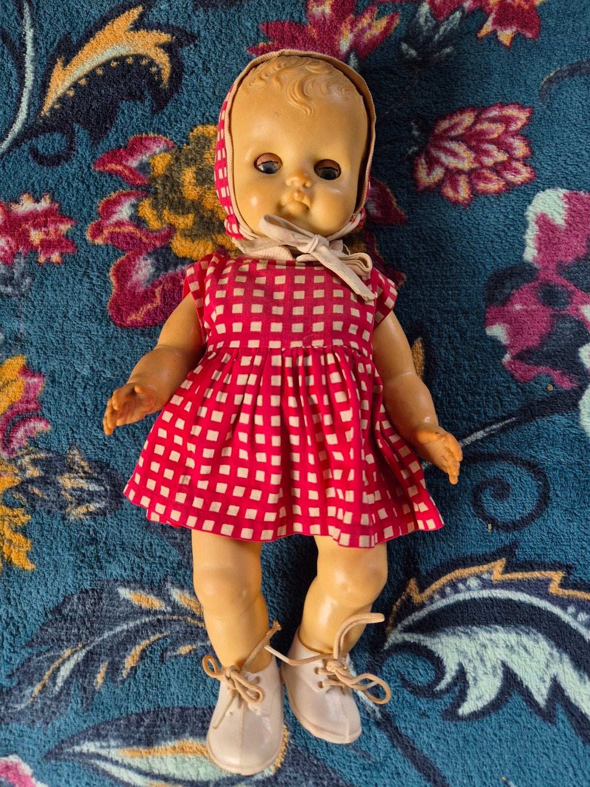 Vintage Pedigree Babypop in rood geruite jurk, Ophalen of Verzenden, Gebruikt, Babypop