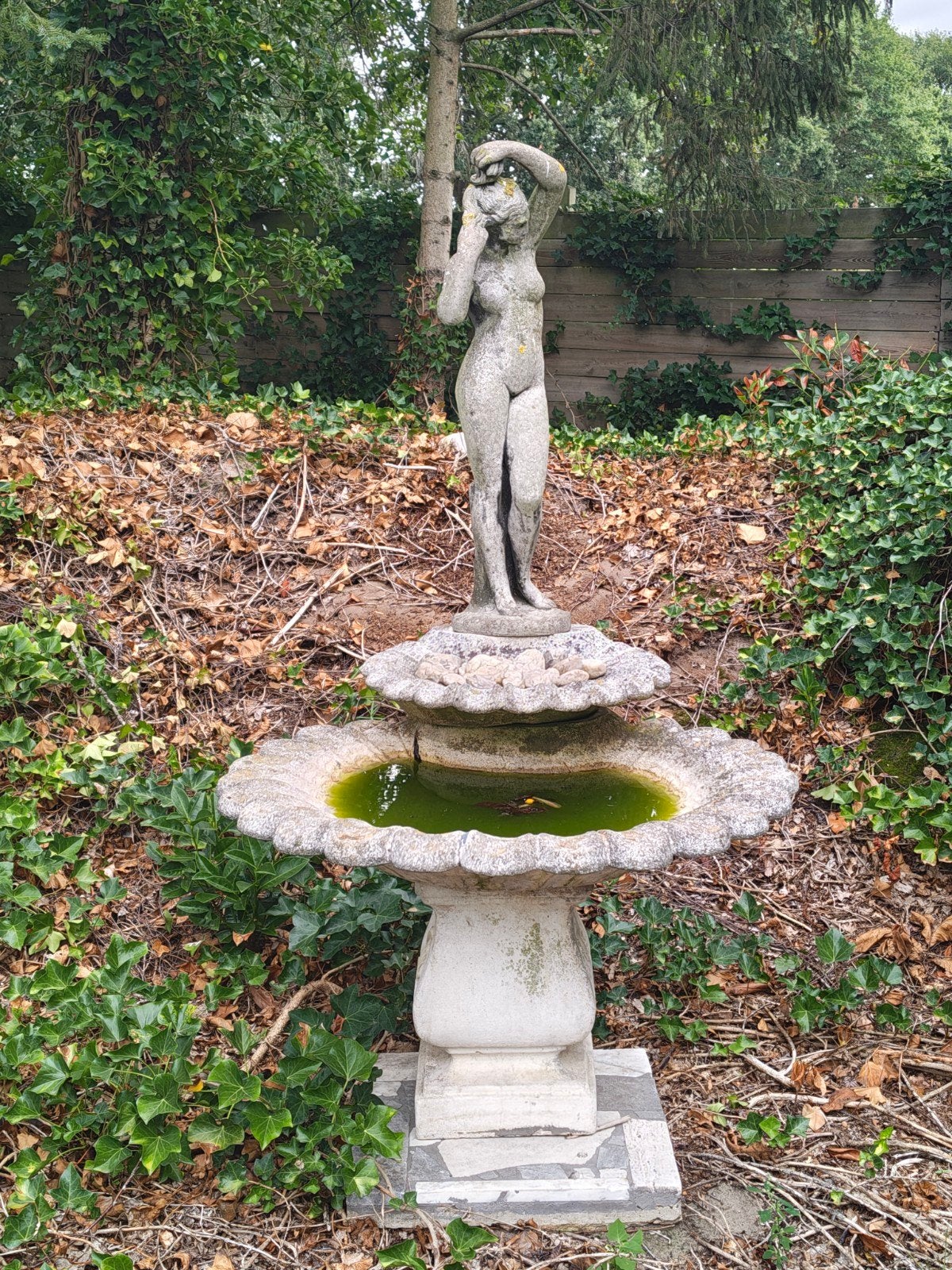 Decoratieve Tuinbeeld met Vrouwenfiguur, Tuin en Terras, Ophalen of Verzenden, Gebruikt, Steen, Mensenbeeld