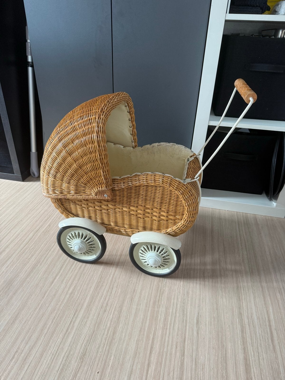 Vintage rieten poppenwagen - zo goed als nieuw, Ophalen, Zo goed als nieuw, Overige typen