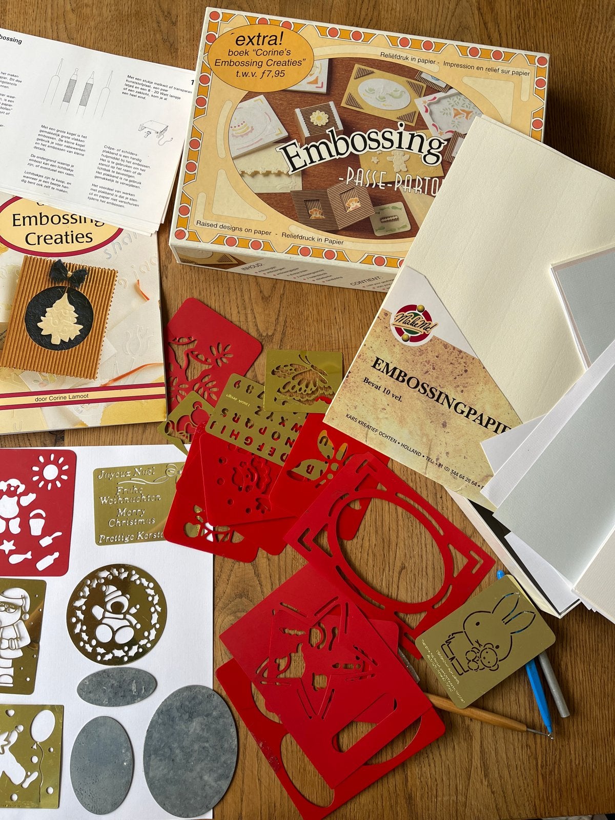 Embossing set met sjablonen en gereedschap, Gebruikt, Meerkleurig, Ophalen of Verzenden, Kunststof