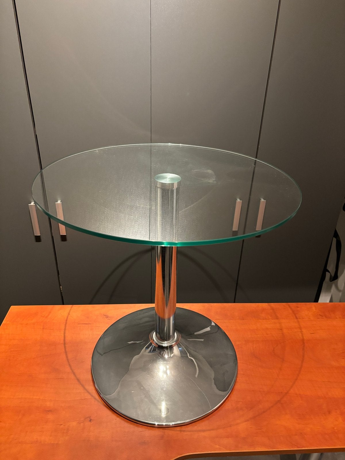 Glazen bijzettafel met metalen voet, Minder dan 55 cm, Gebruikt, Rond, Glas