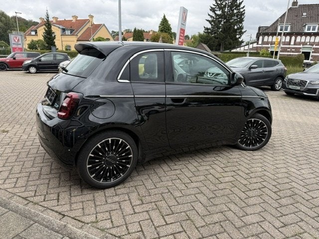 Fiat 500 3+1 La Prima 42 kWh met leer, JBL sound (bj 2023), Auto's, Automaat, Gebruikt, 118 pk, 4 stoelen