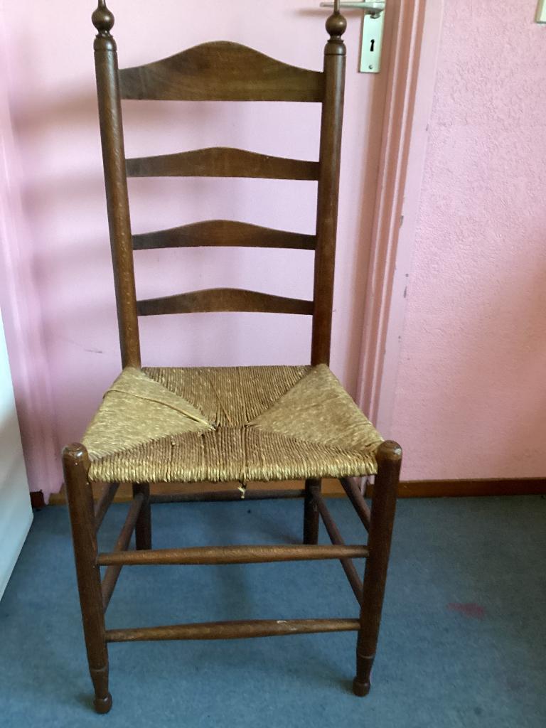 Antieke stoel met biezen zitting, Antiek en Kunst, Antiek | Meubels | Stoelen en Banken, Ophalen
