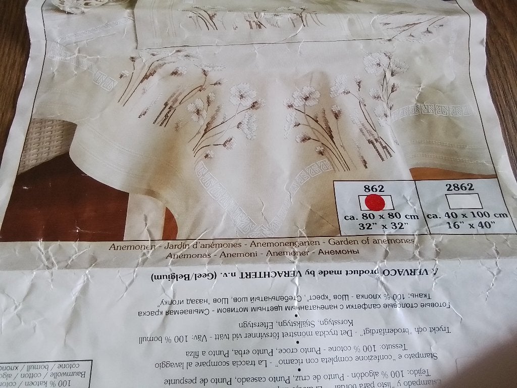 Mooi vierkant tafelkleed wel iets aan begonnen, nr 862, Ophalen of Verzenden, Zo goed als nieuw, Handborduren, Borduurpakket