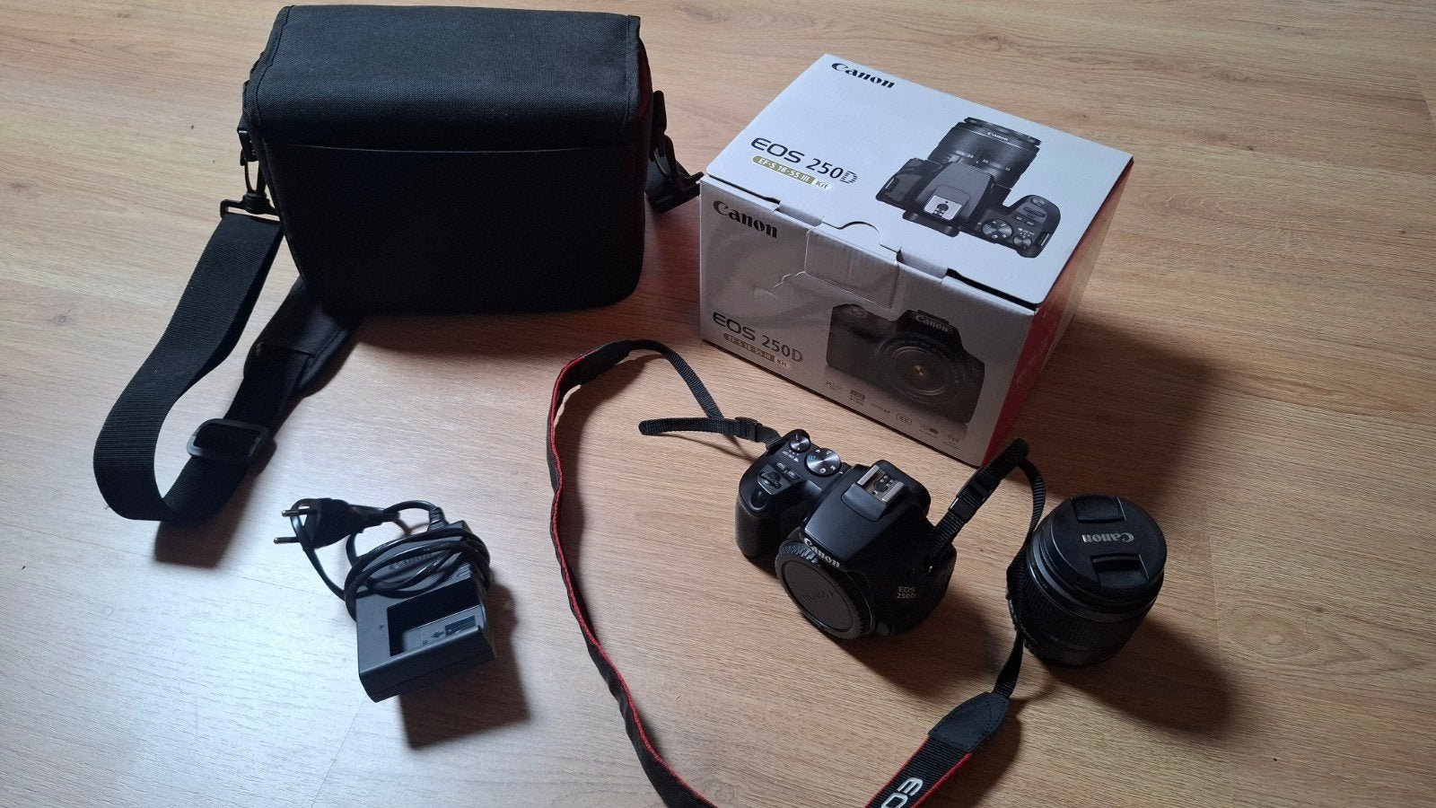 Canon EOS 250D Spiegelreflexcamera met EF-S 18-55mm lens, Spiegelreflex, Canon, Ophalen of Verzenden, Zo goed als nieuw