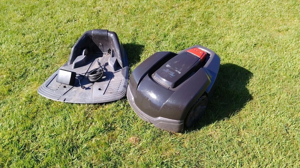 Husqvarna 105 Automower met laadstation, Ophalen of Verzenden, Gebruikt, Minder dan 20 cm, Husqvarna