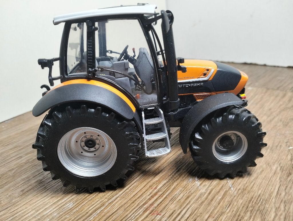Te koop UH Deutz-Fahrv Agrotron TTV 430 Kommunal .(A), Ophalen of Verzenden, Zo goed als nieuw, Tractor of Landbouw, Universal Hobbies