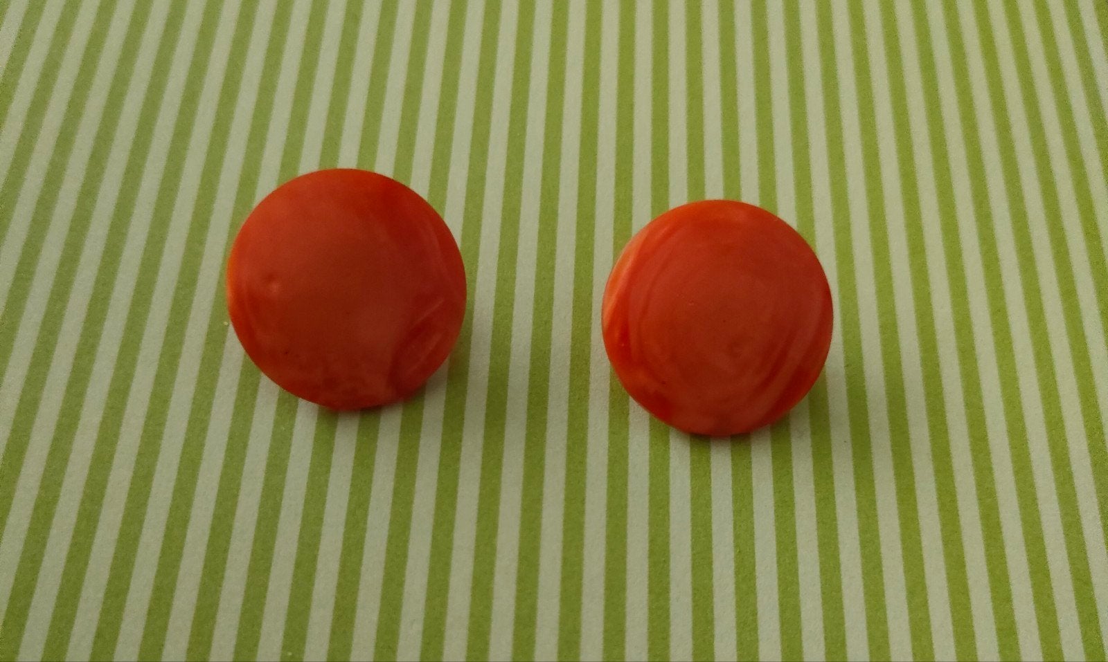 Vintage jaren '60 ronde oranje kunststof clips., Sieraden, Tassen en Uiterlijk, Oorbellen, Ophalen of Verzenden, Gebruikt, Oranje
