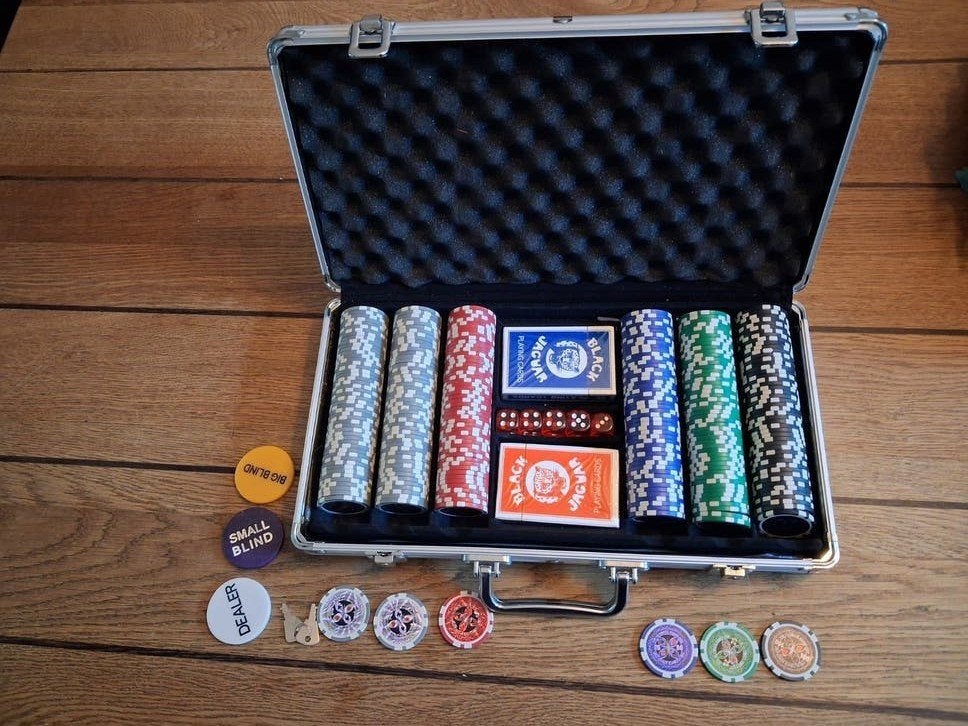 Pokerset in Koffer fiches met getallen cijfers, Hobby en Vrije tijd, Gezelschapsspellen | Kaartspellen, Vijf spelers of meer, Ophalen of Verzenden