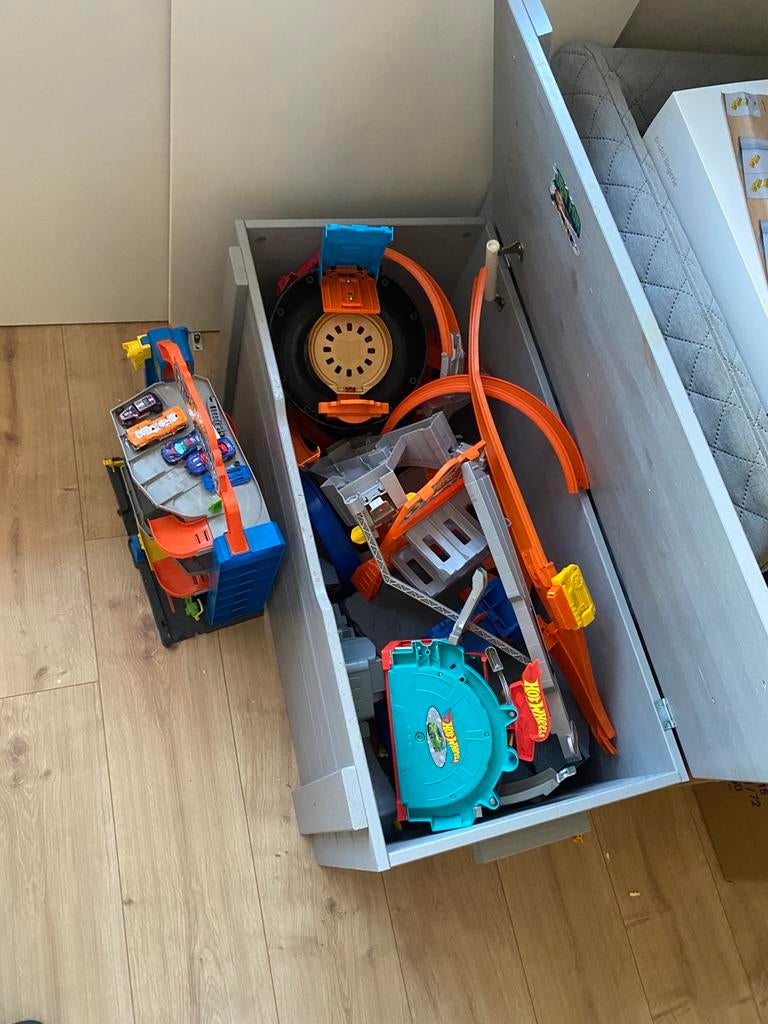 Grote bak met hotwheel banen, Ophalen, Zo goed als nieuw