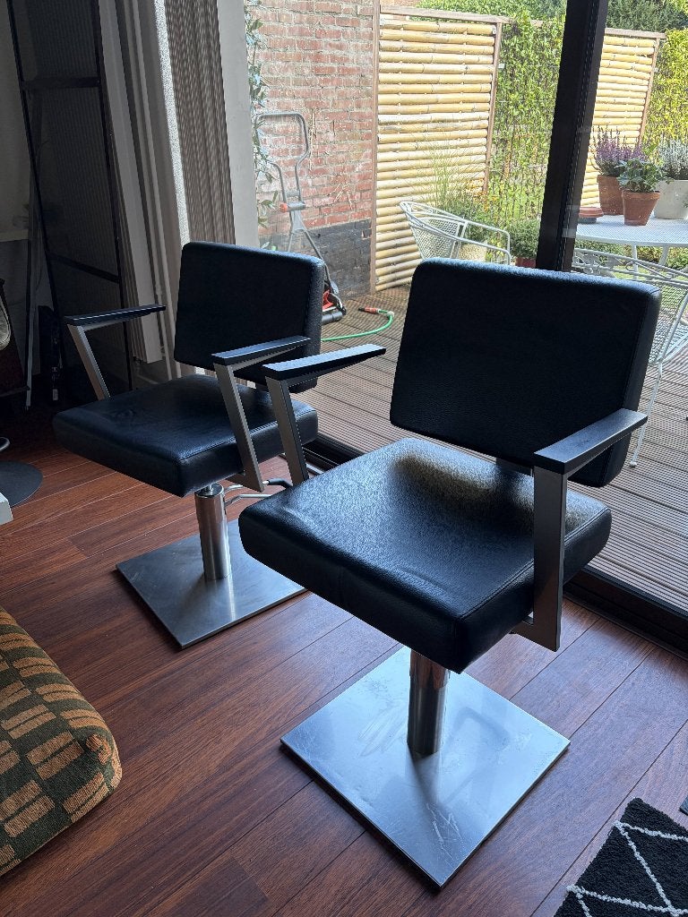Set van 2 Kiela kappersstoelen – Zwart & Hydraulisch, Ophalen, Gebruikt, Twee, Zwart