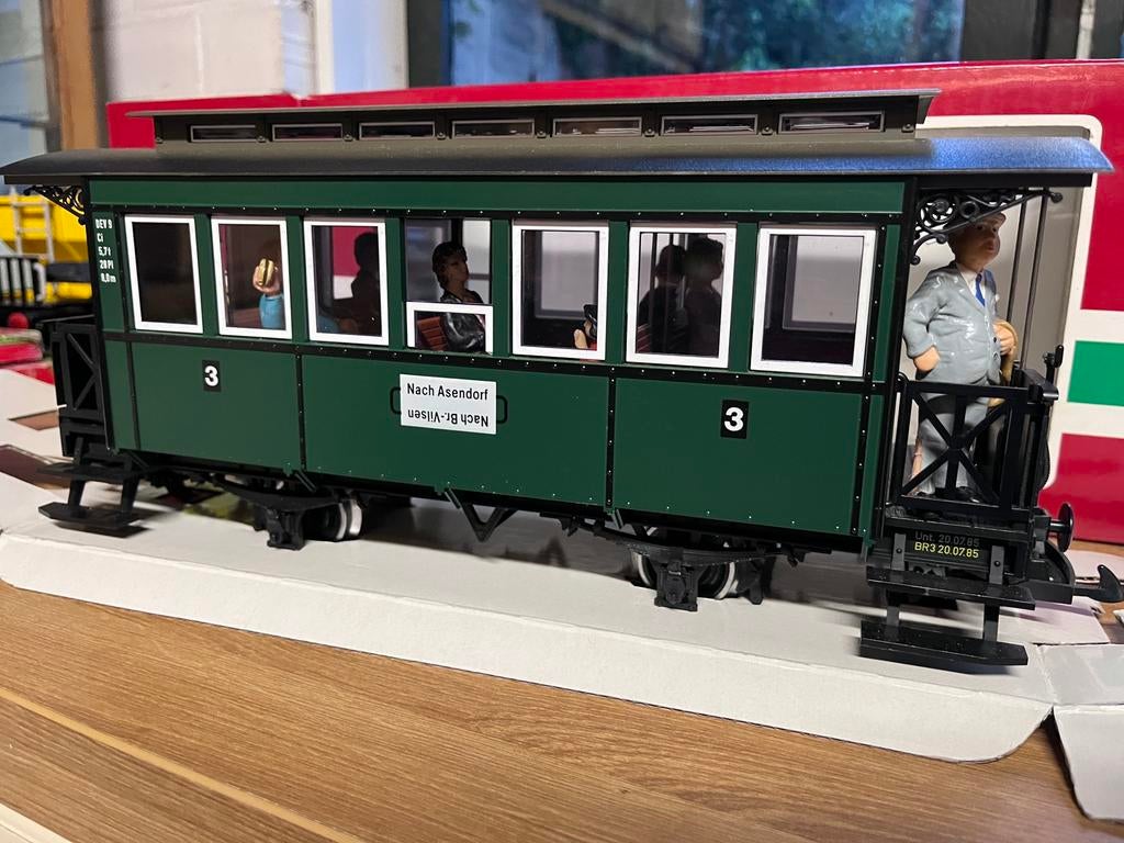 LGB rijtuig met verlichting, metalen wielen en figuren, Hobby en Vrije tijd, Modeltreinen | Overige schalen, Gelijkstroom, Wagon