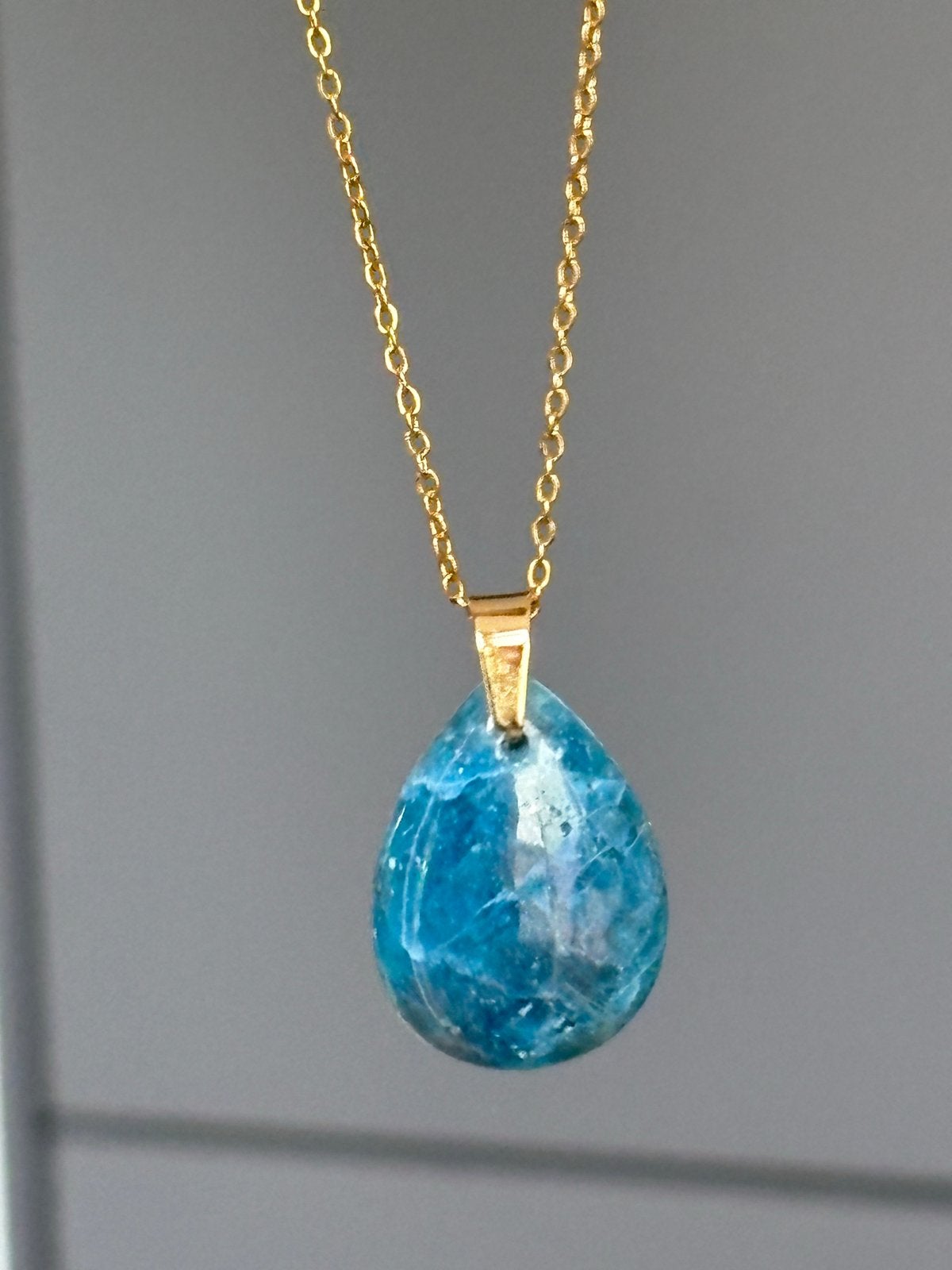 Apatite Druppel Hanger Ketting - Goudkleurig RVS, Blauw, Nieuw, Cariadgems@hotmail.com, Ophalen of Verzenden