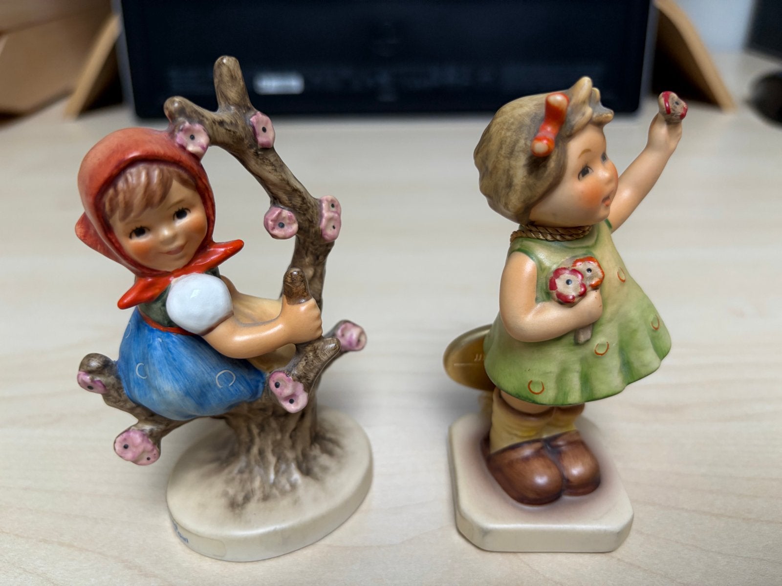 Goebel Hummel Beeldjes: Meisje op Schommel & Meisje met Bloe, Ophalen of Verzenden, Zo goed als nieuw