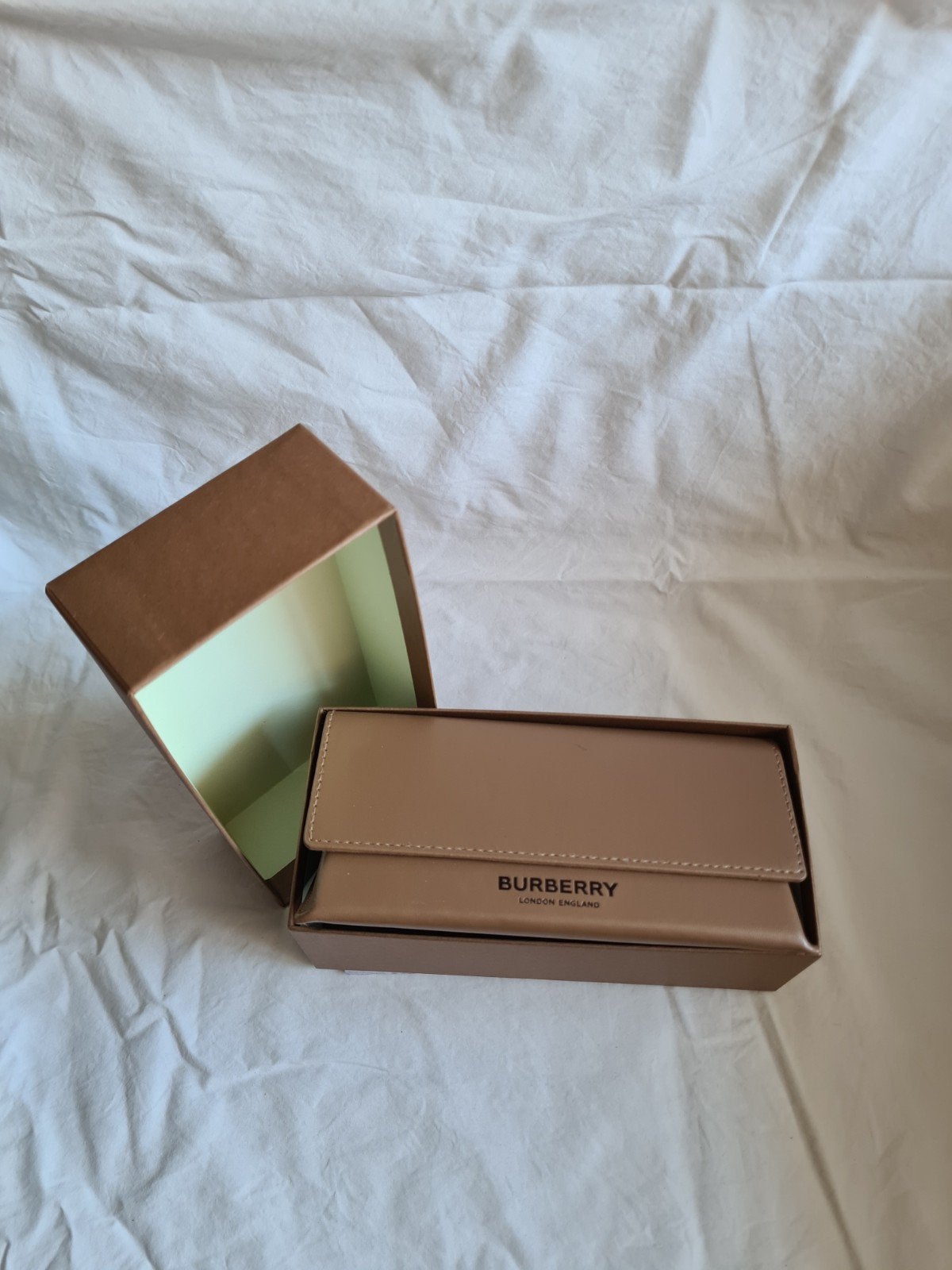 Nieuwe Burberry brillenkoker beige met doos en doekje, Overige merken, Beige, Nieuw, Ophalen of Verzenden