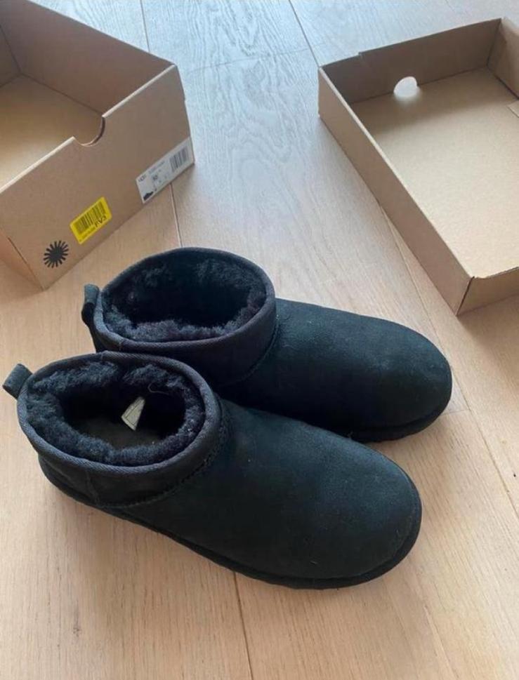 Ugg 41 nieuwstaat, Zwart, Lage of Enkellaarzen, Ophalen of Verzenden, Zo goed als nieuw