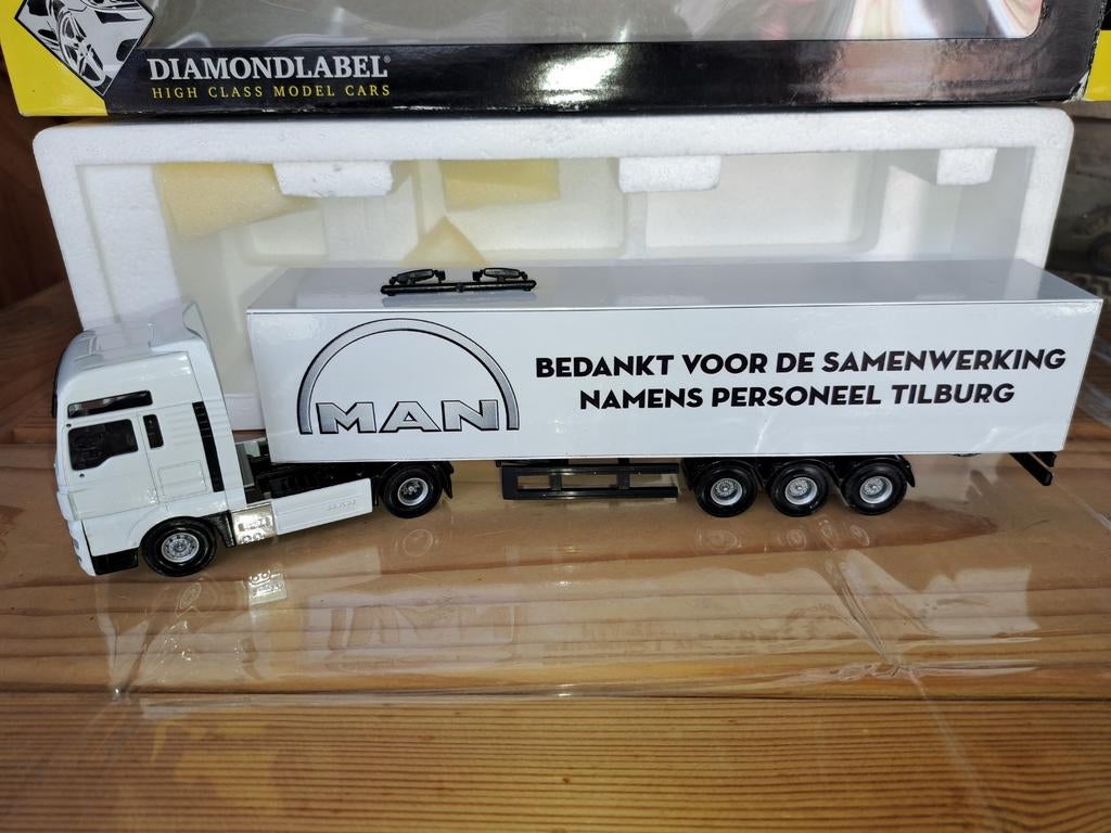Cse  man   nieuwstaat In verpakking, Hobby en Vrije tijd, Modelauto's | 1:50, Ophalen of Verzenden, Zo goed als nieuw, Bus of Vrachtwagen