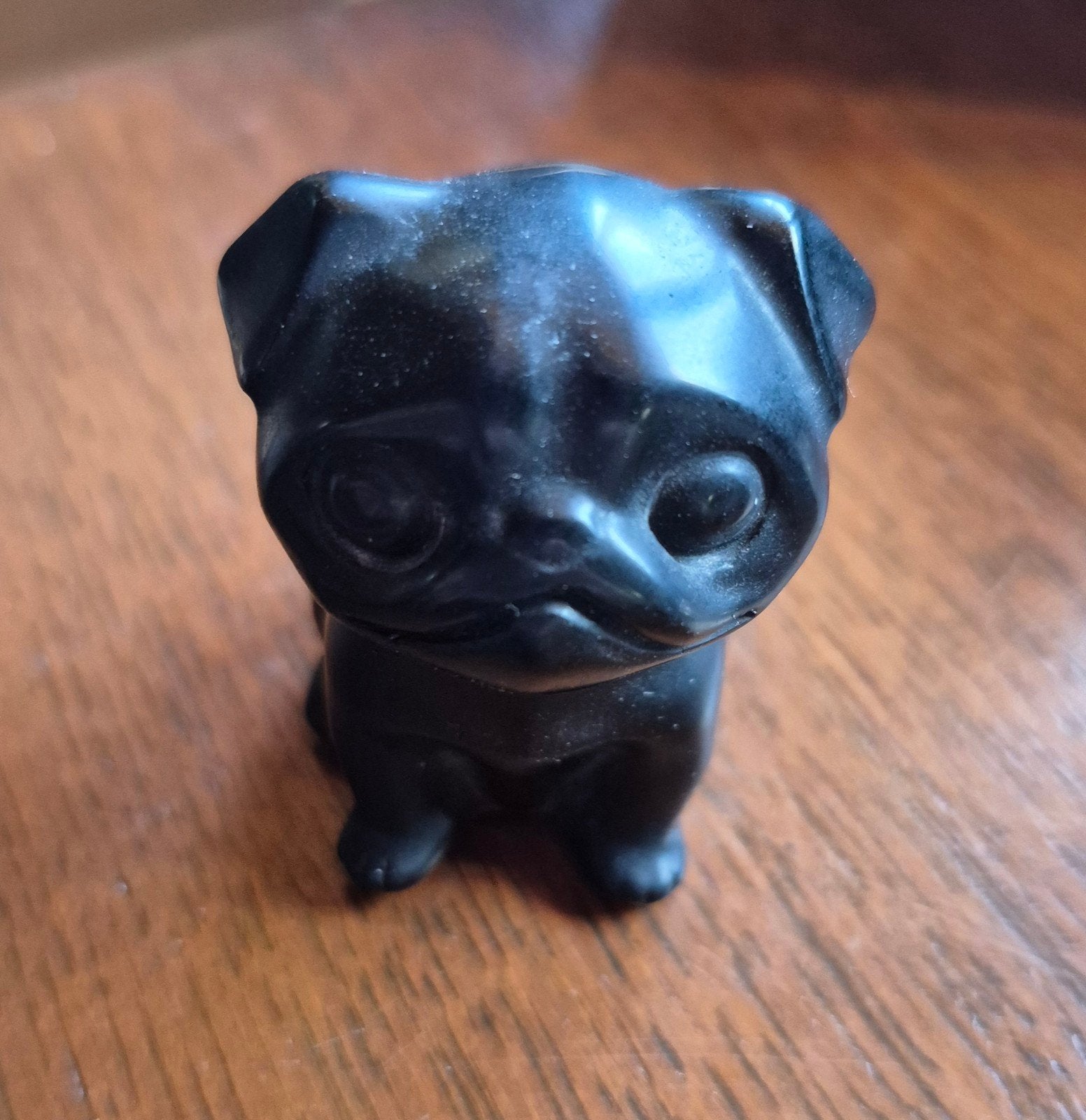 Zwart obsidiaan beeldje van een mopshond - Decoratie, Ophalen of Verzenden, Zo goed als nieuw, Dier