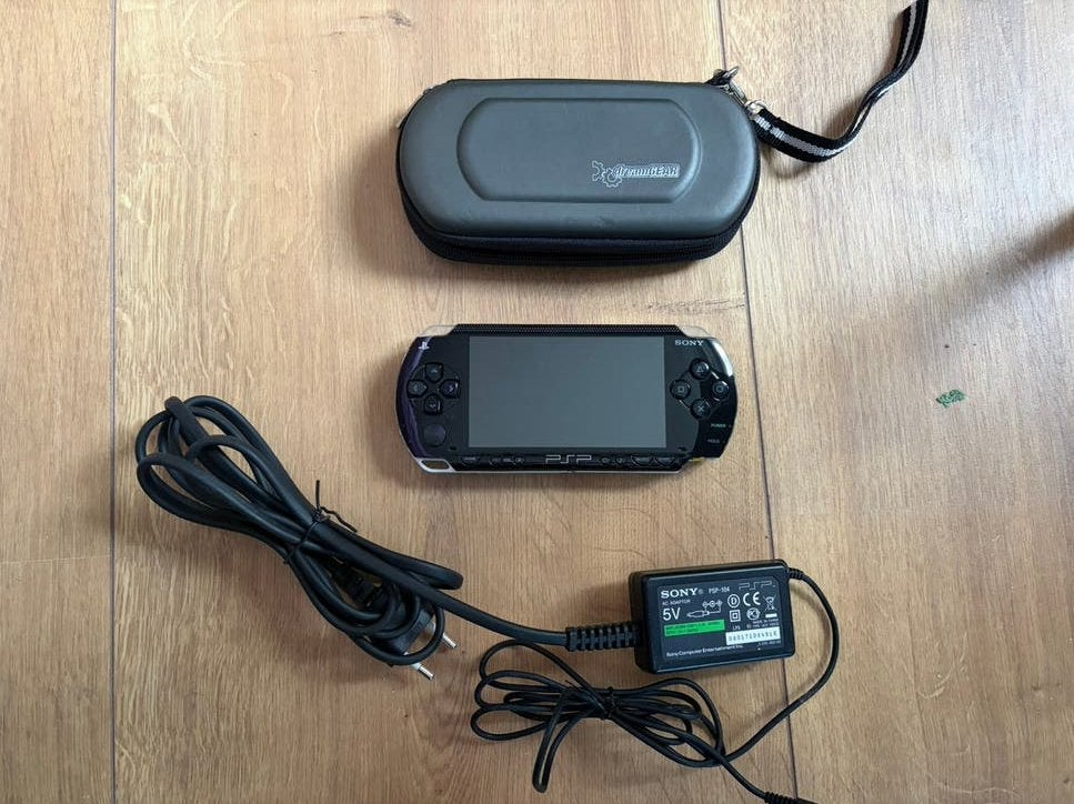 Sony PSP met oplader en opbergcase, Spelcomputers en Games, Ophalen, Gebruikt, PSP