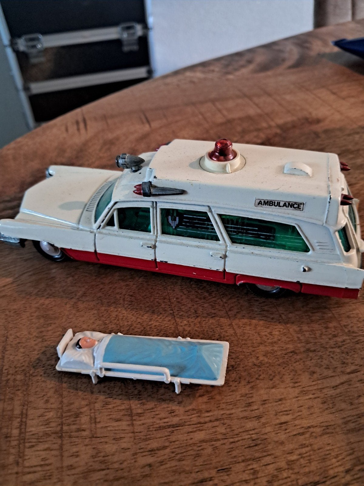 Dinky Toys Ambulance met brancard en patiënt, Verzenden, Gebruikt, Auto