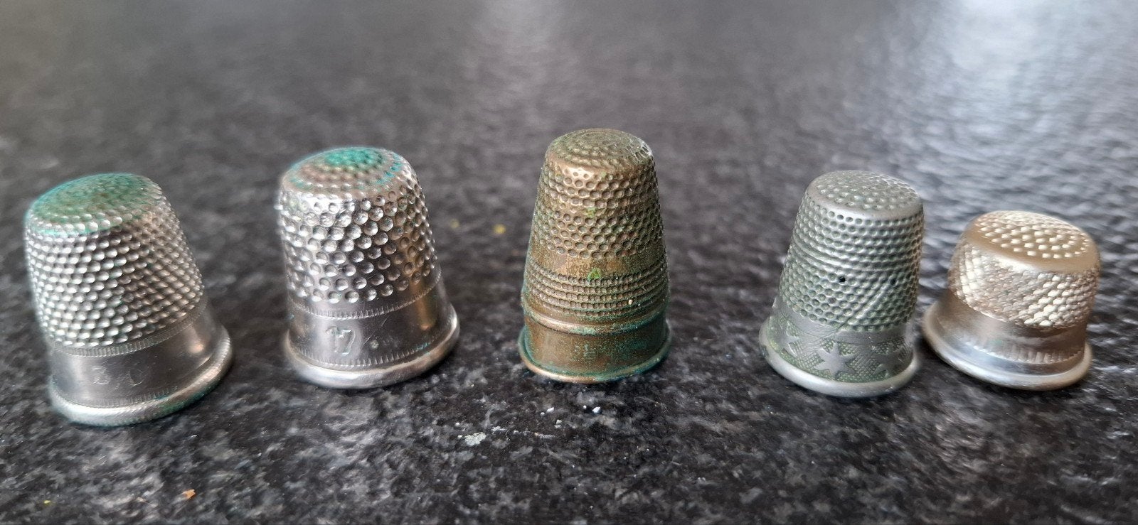 Set van 5 Antieke Vingerhoeden - Diverse Materialen, Ophalen of Verzenden