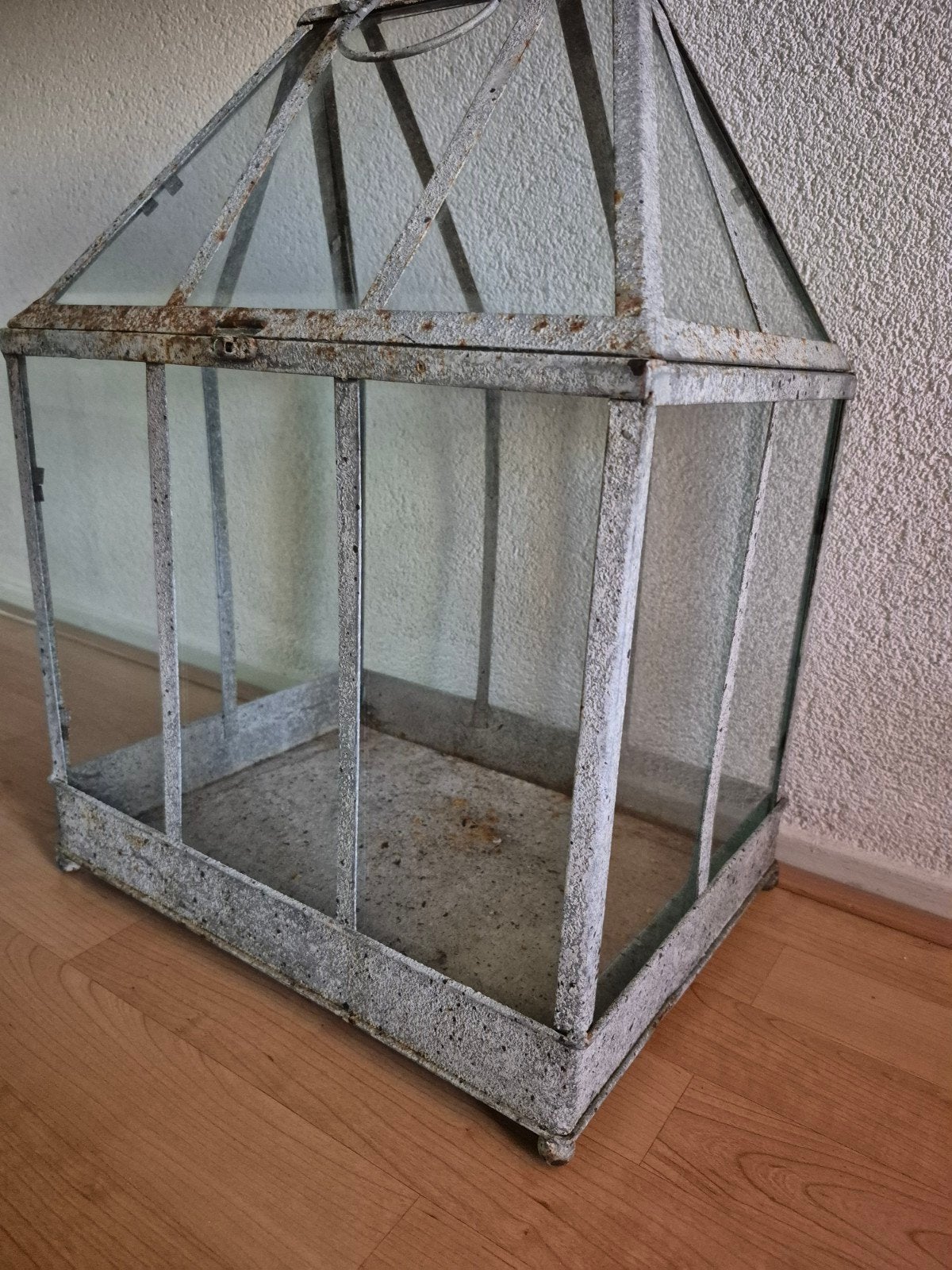 Antiek ijzeren plantenkasje, Ophalen