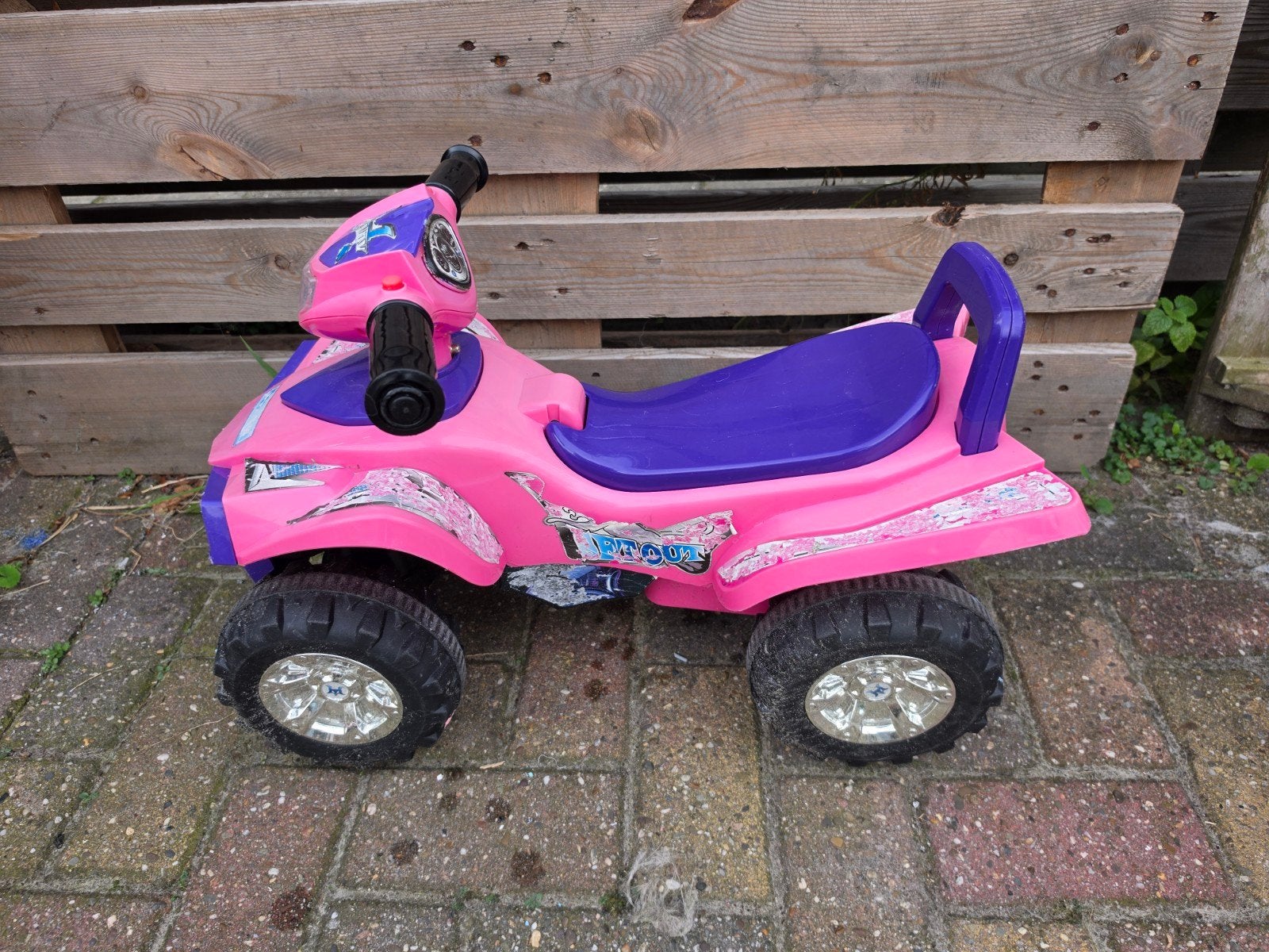 Roze kinderquad met geluidseffecten en opbergruimte, Gebruikt