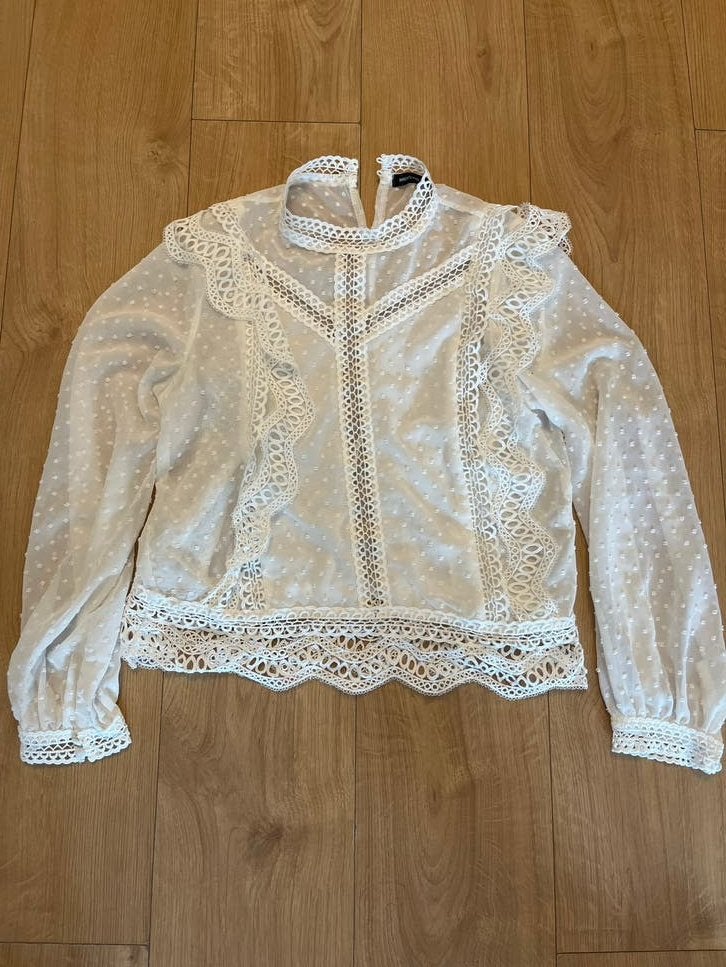 Witte kanten blouse met lange mouwen - Bisou's Project, Ophalen of Verzenden, Zo goed als nieuw, Maat 38/40 (M), Wit