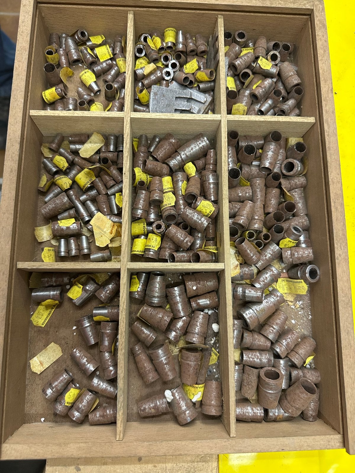 Hamer spiesen - Diverse maten in houten sorteerdoos, Antiek en Kunst, Antiek | Gereedschap en Instrumenten, Ophalen of Verzenden