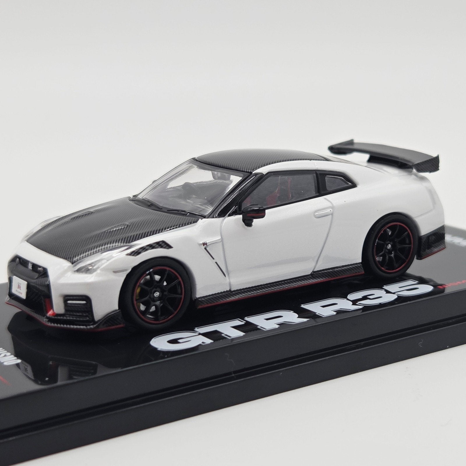 Inno64 – Nissan GT-R (R35) NISMO, white
Zeer gedetailleerd m