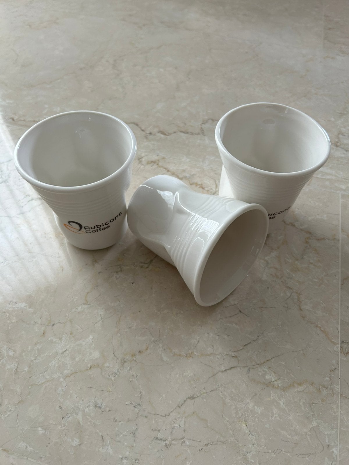 Aardewerk beker, lijkt op verfrommeld plastic beker 3 stuks, Ophalen of Verzenden, Zo goed als nieuw, Overige stijlen, Kop(pen) en/of Schotel(s)