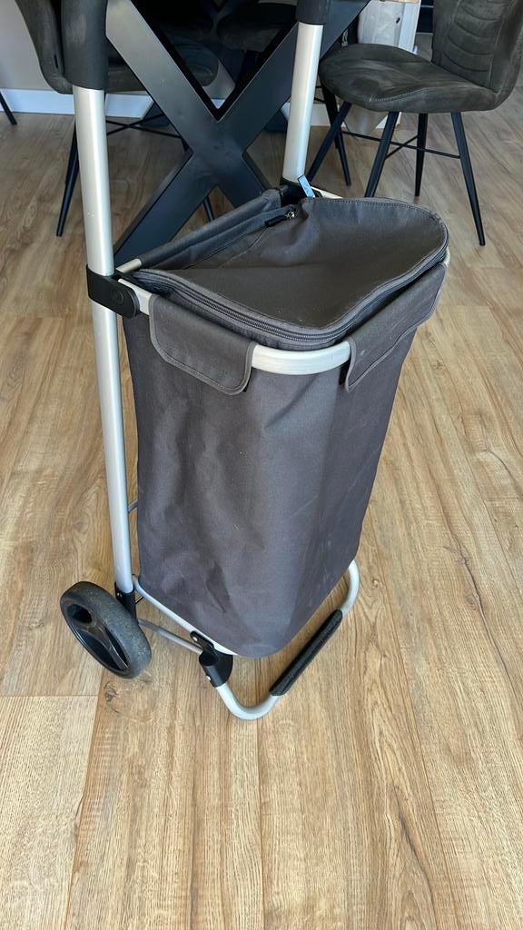 Boodschappen kar/ trolley, 30 cm of meer, Zo goed als nieuw, 75 cm of meer, Wieltjes