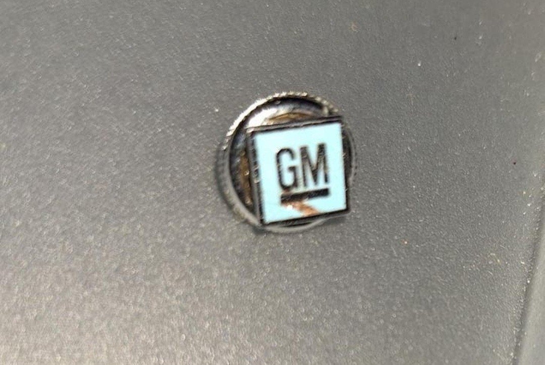 GM Logo Speldje - Vintage Auto-Embleem, Ophalen of Verzenden, Gebruikt, Buick