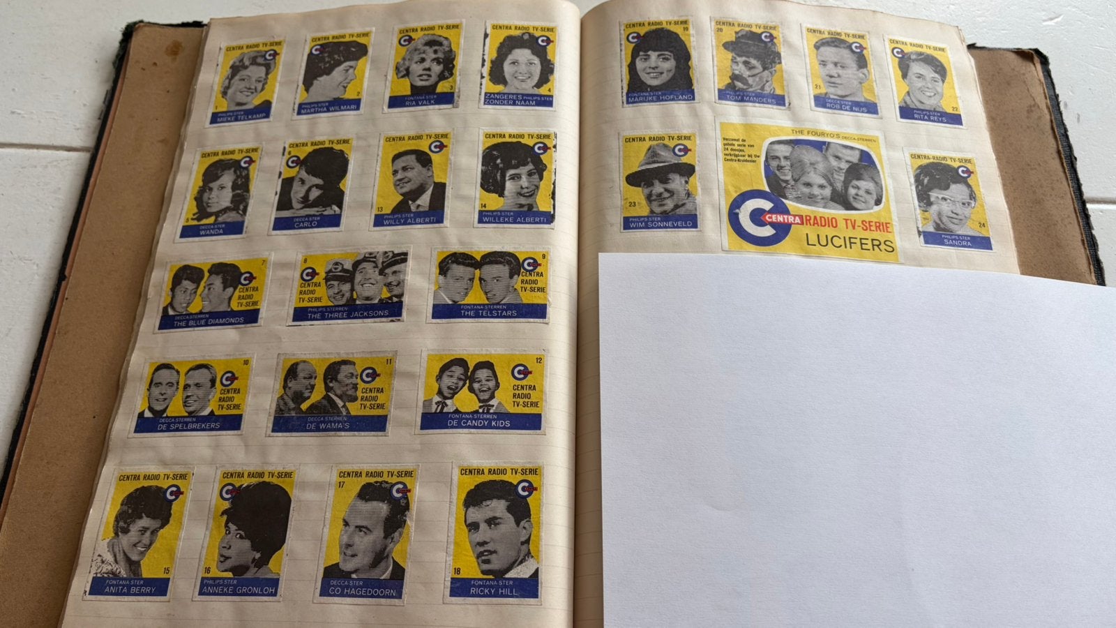 Complete serie 24 plaatjes jaren ’60 bekende NL Tv artiesten, Verzamelen, Ophalen of Verzenden, Gebruikt, Boek, Tijdschrift of Artikel