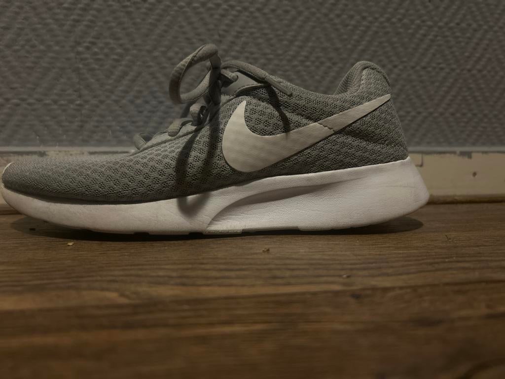 Nike Tanjun sneakers - Grijs, Ophalen, Zo goed als nieuw, Hardlopen, Hardloopschoenen