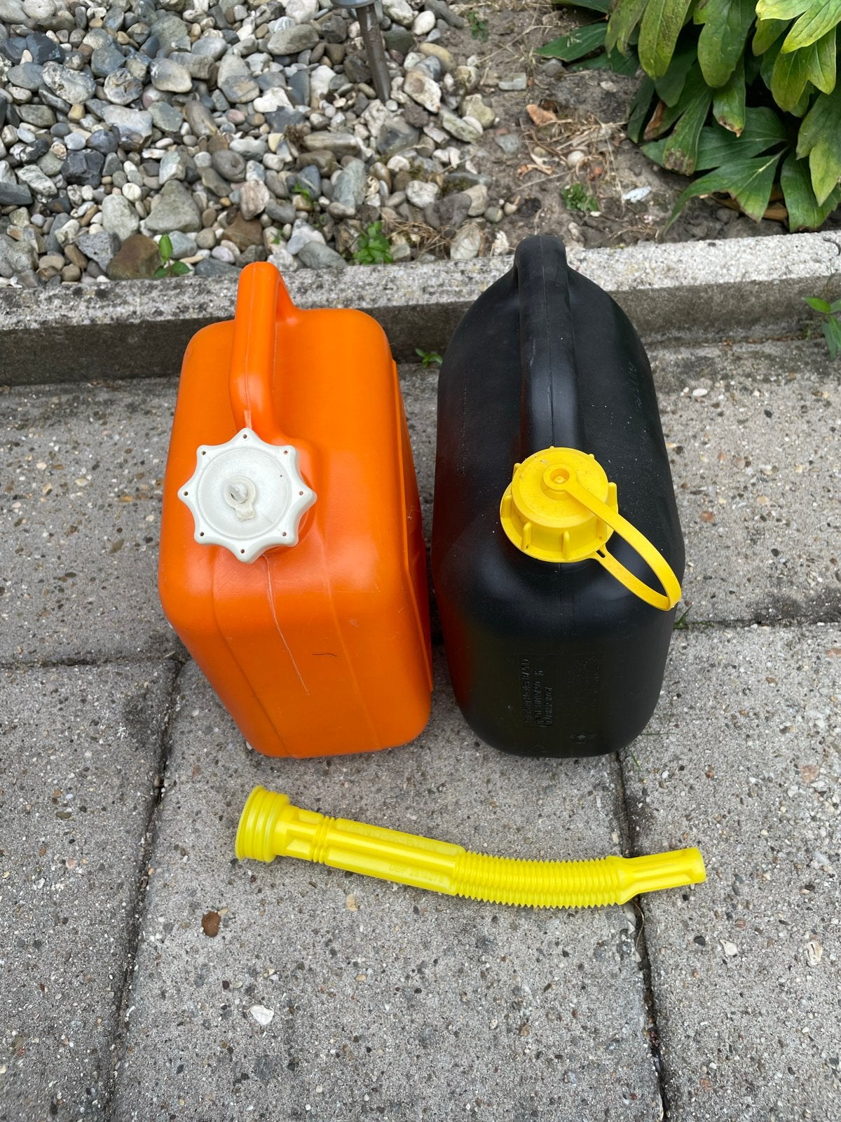 Benzine jerrycans 5L (2 stuks) met schenktuit, Ophalen of Verzenden