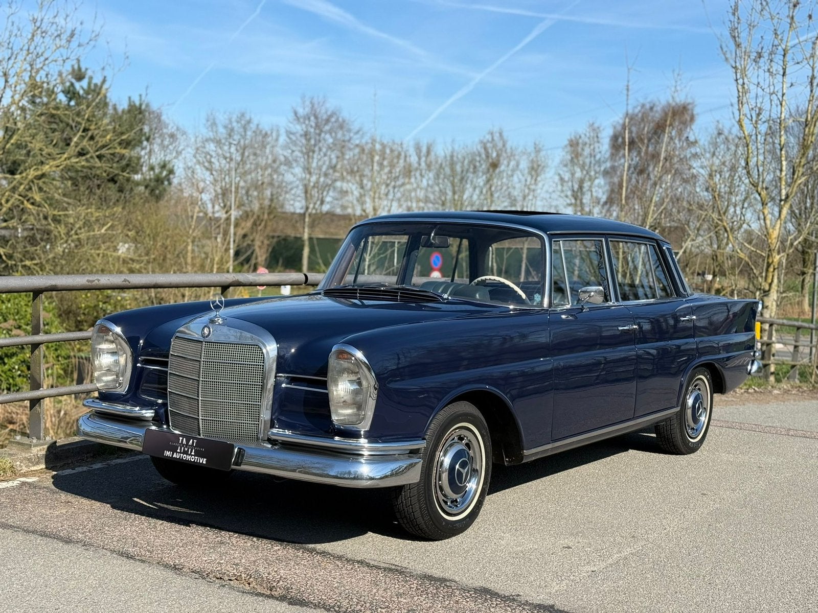 Mercedes Benz 230S W111 uit 1966, Achterwielaandrijving, Blauw, 2300 cc, Leder