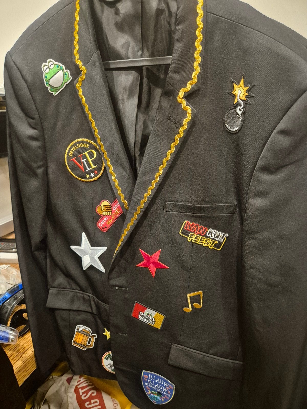 Carnavalsjas met diverse patches - Uniek en feestelijk!, Ophalen