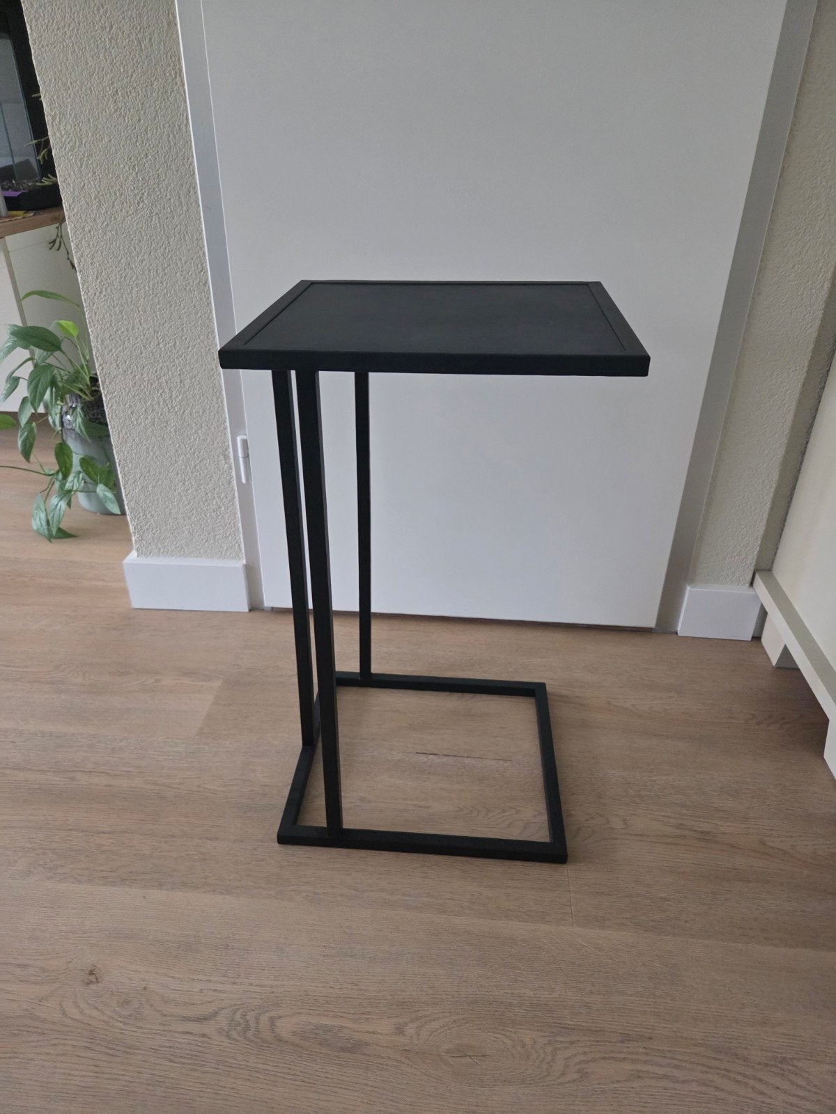 Zwart bijzettafeltje / laptoptafel - industrieel design, Minder dan 55 cm, Metaal of Aluminium, Zo goed als nieuw, Industrieel