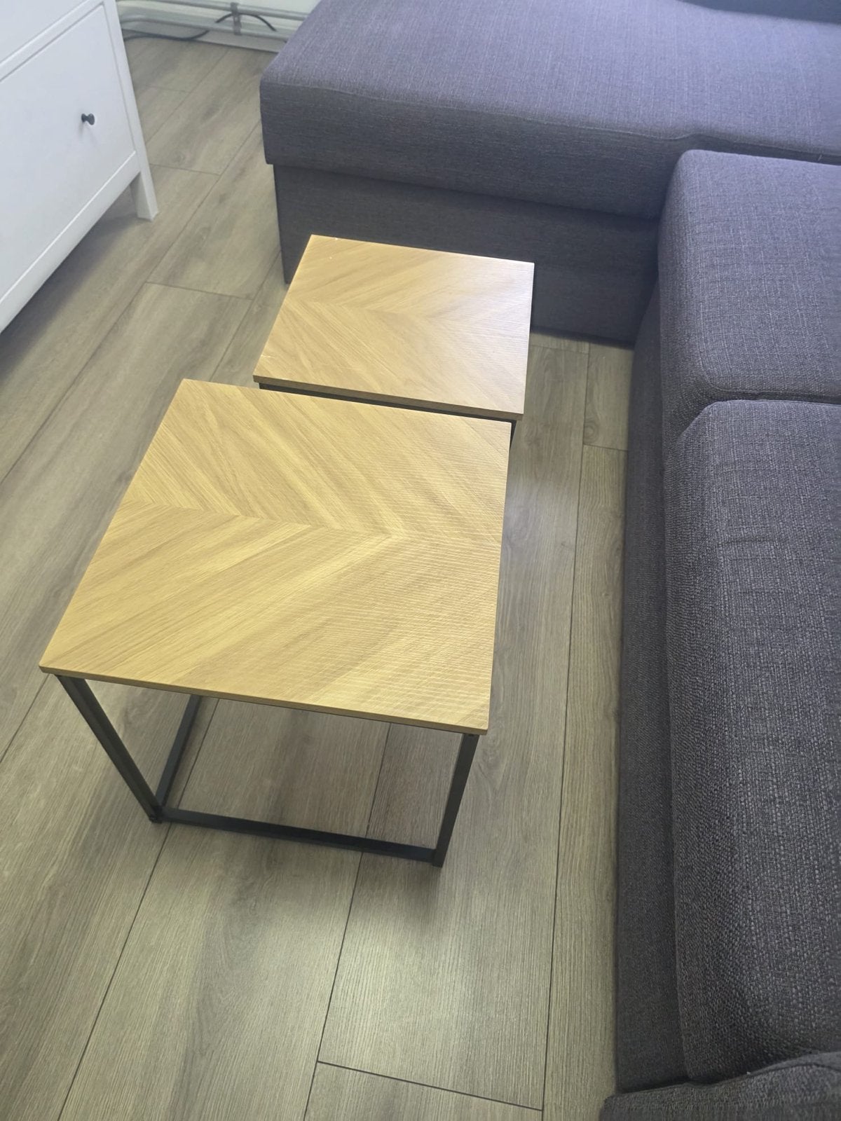 Set van 2 salontafels / bijzettafels met houtlook, Huis en Inrichting, Ophalen, Minder dan 50 cm, Vierkant, Zo goed als nieuw