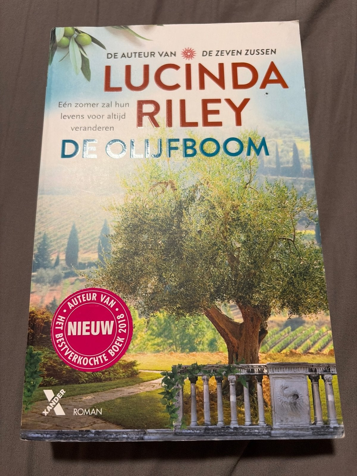 De Olijfboom - Lucinda Riley (Roman), Ophalen of Verzenden, Gelezen, Nederland