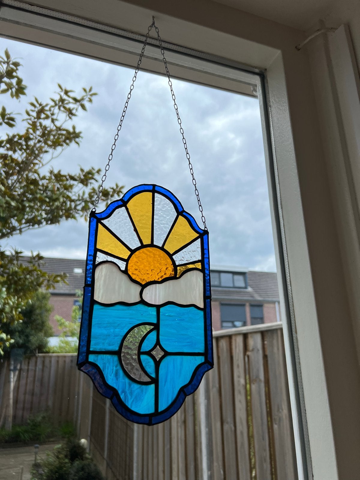 Glas-in-lood raamhanger suncatcher zon en maan, Huis en Inrichting, Woonaccessoires | Overige, Meerkleurig, Overige stijlen, Nieuw