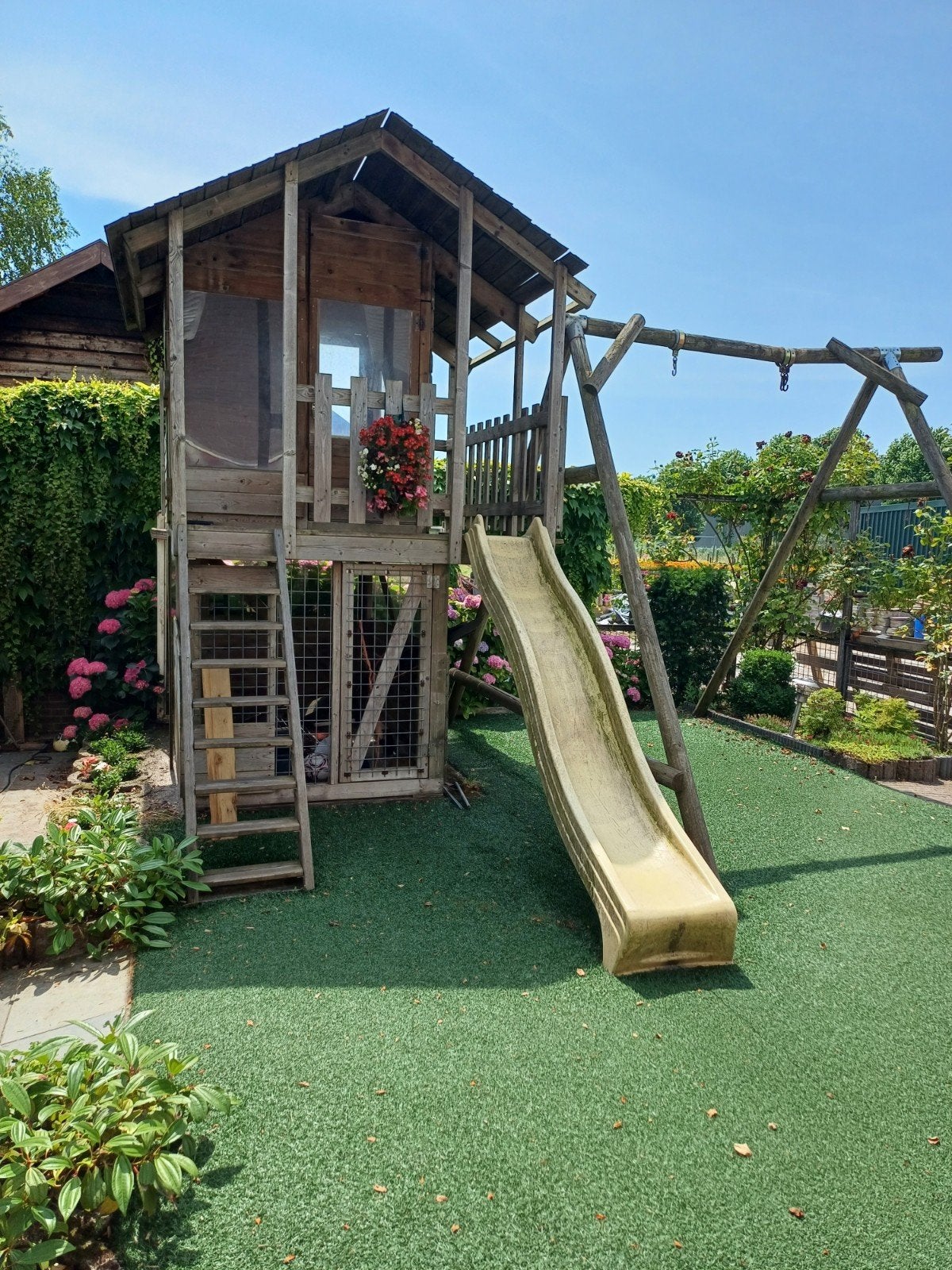 Houten speelhuisje met glijbaan en schommel, Kinderen en Baby's, Speelgoed | Buiten | Speeltoestellen, Ophalen, Gebruikt, Schommel