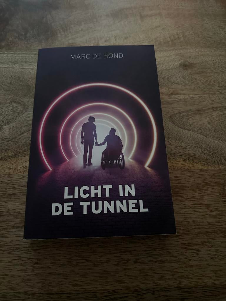 Boek Marc de Hond - Licht in de tunnel, Ophalen of Verzenden, Gelezen, Overige