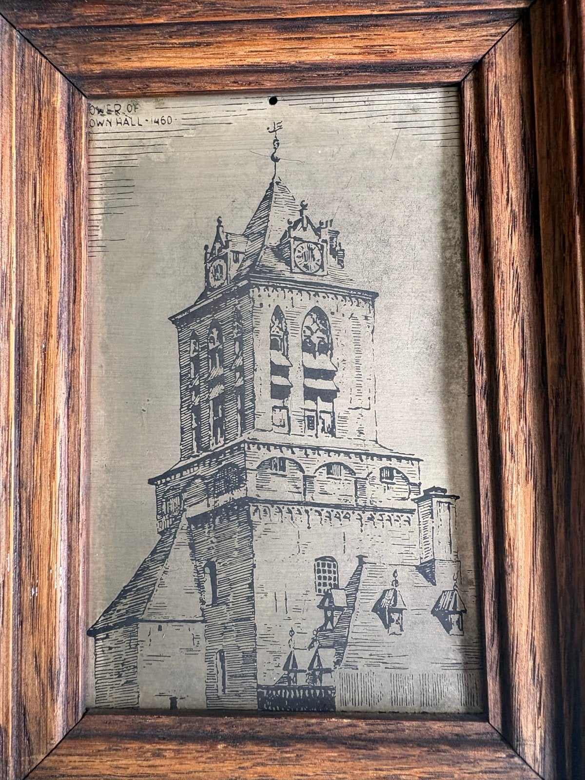 Oude gravure van  'Town Hall  Delft   - 1460' in lijst, Antiek en Kunst, Kunst | Etsen en Gravures, Ingelijst, 1950 - 1999, Architectuur