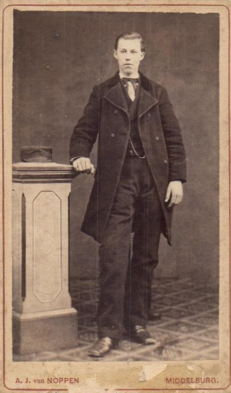 CDV - Jongeman in pak met hoed -A.J. van Noppen -Middelburg, Gebruikt, Foto, Klederdracht, Ophalen of Verzenden
