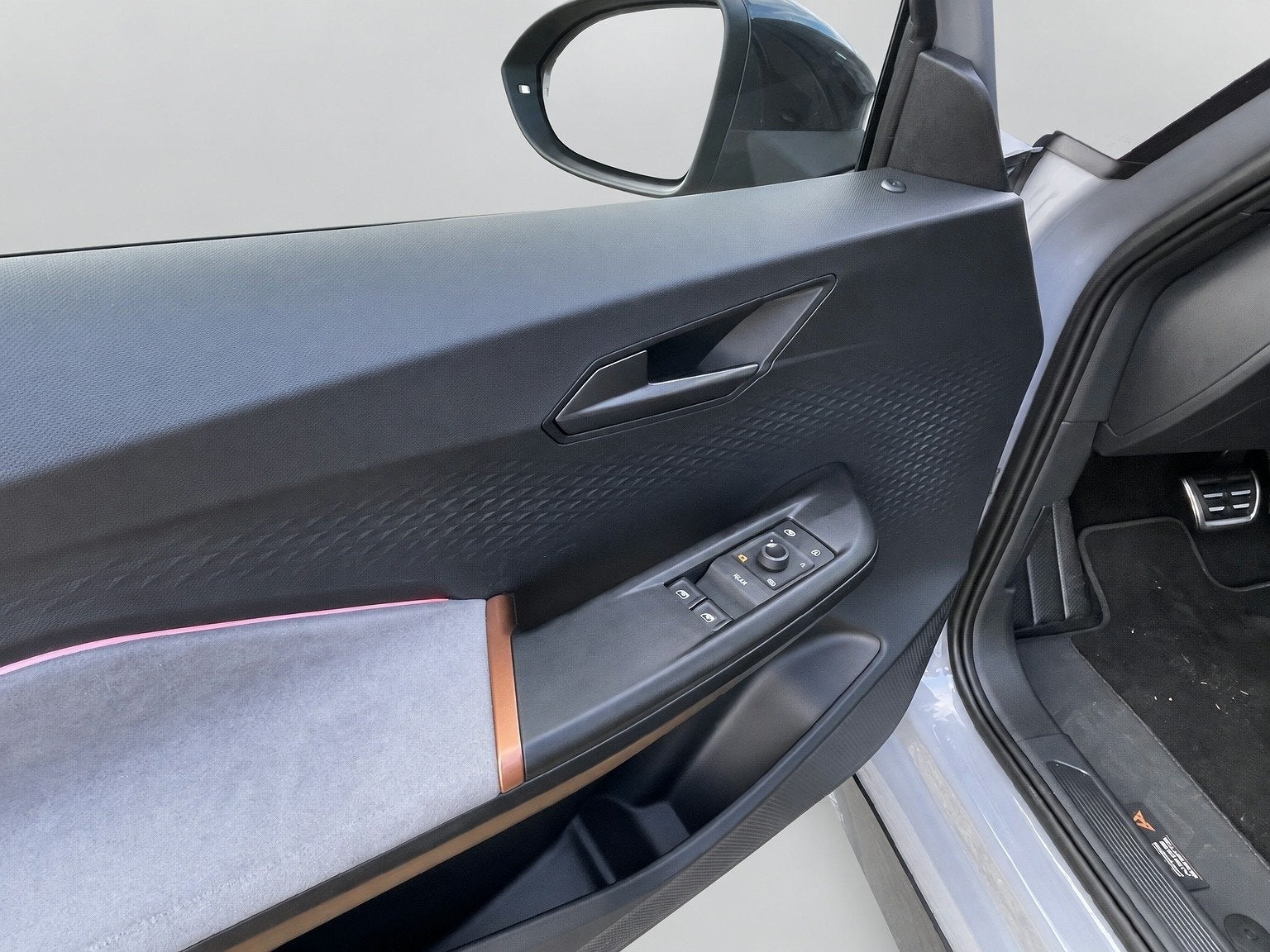Cupra Born Business 62 kWh, NIEUWSTAAT, CARPLAY/ANDROID-AUTO, Auto's, Dealer onderhouden, Gebruikt, Zwart, 1728 kg