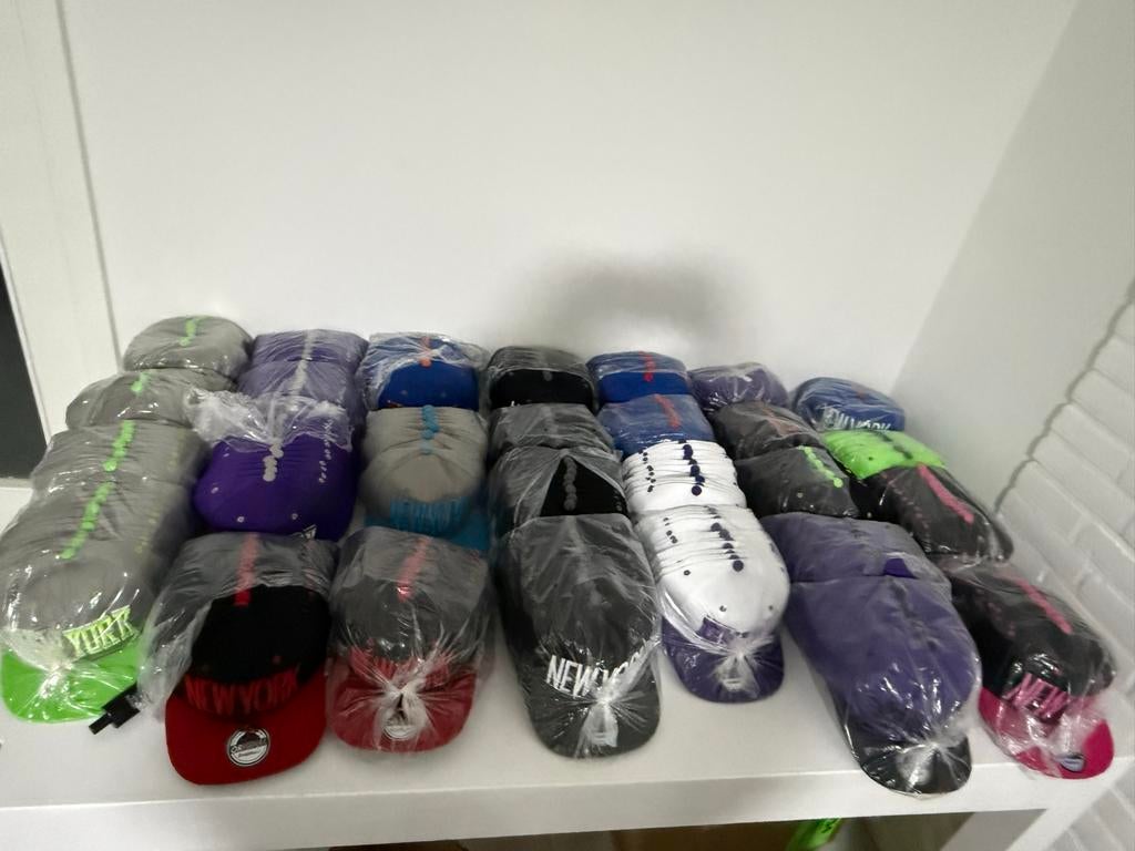 Partij van 588 petjes: New York, Chicago, Miami, Obey, Yolo, Ophalen, Nieuw, One size fits all, Pet