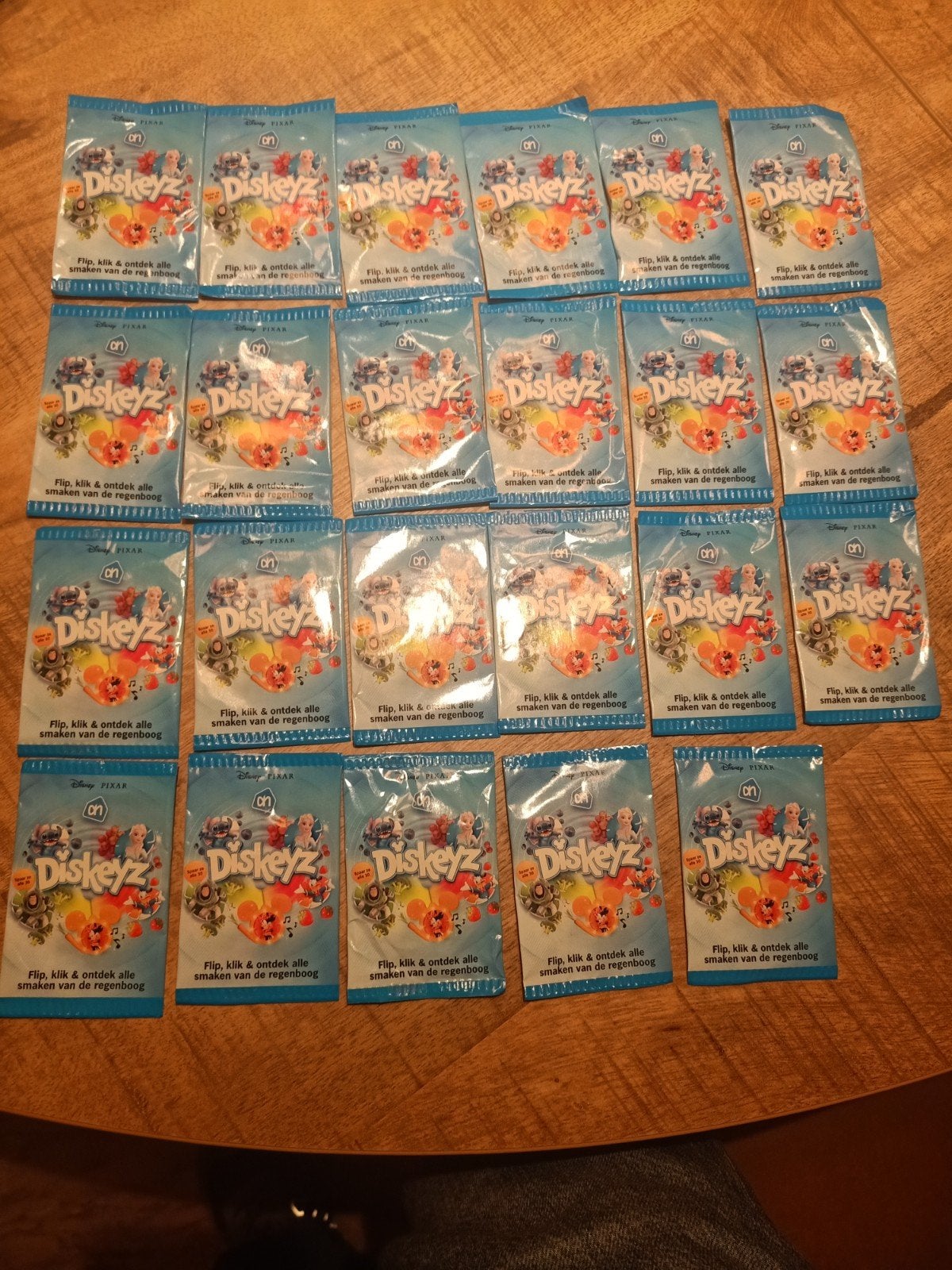 23 ongeopende pakjes AH Diskeyz Disney Pixar, Verzamelen, Supermarktacties, Albert Heijn, Ophalen of Verzenden