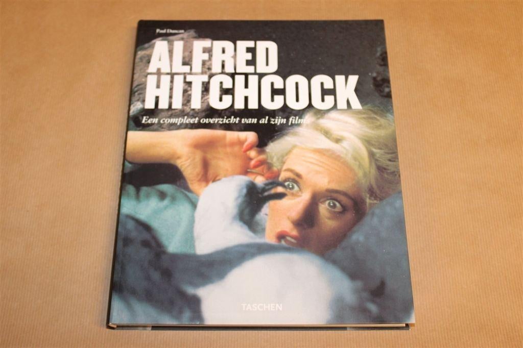 Alfred Hitchcock — Compleet Overzicht van al zijn Films, Ophalen of Verzenden, Zo goed als nieuw, Filmspecifiek